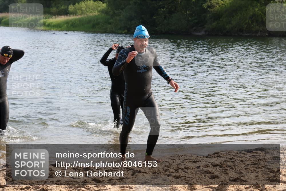 15.06.2025 - 27. Vierlanden-Triathlon Lena Gebhardt http://msf.ph/oto/8046153 15.06.2025 08:42:05 Schwimmen 71, 121, 128, 135 meine-sportfotos.de