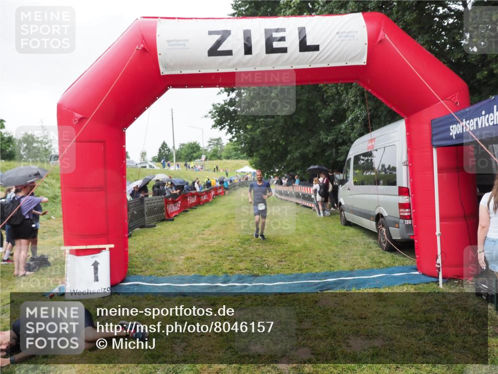 21.06.2025 - 27. Vierlanden-Triathlon MichiJ http://msf.ph/oto/8046157 15.06.2026 13:58:33 Ziel 838 meine-sportfotos.de