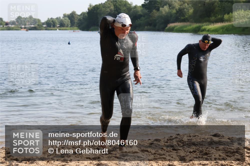 15.06.2025 - 27. Vierlanden-Triathlon Lena Gebhardt http://msf.ph/oto/8046160 15.06.2025 08:42:06 Schwimmen 71, 121, 128, 135, 191 meine-sportfotos.de
