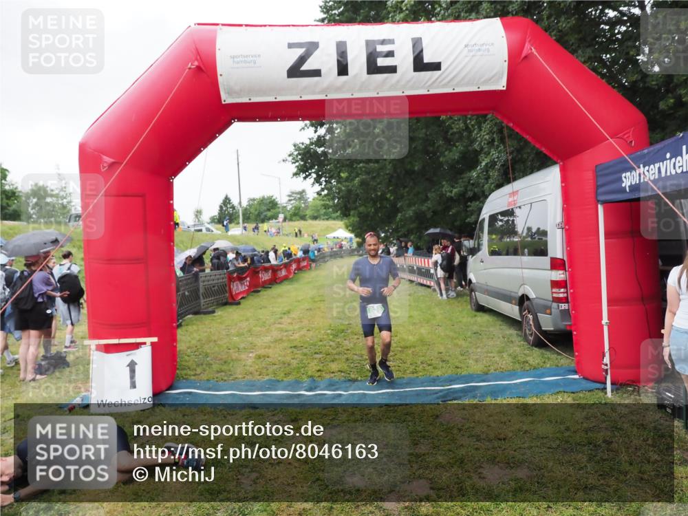21.06.2025 - 27. Vierlanden-Triathlon MichiJ http://msf.ph/oto/8046163 15.06.2026 13:58:34 Ziel 838 meine-sportfotos.de