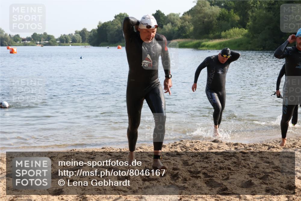 15.06.2025 - 27. Vierlanden-Triathlon Lena Gebhardt http://msf.ph/oto/8046167 15.06.2025 08:42:06 Schwimmen 71, 121, 128, 135, 191 meine-sportfotos.de