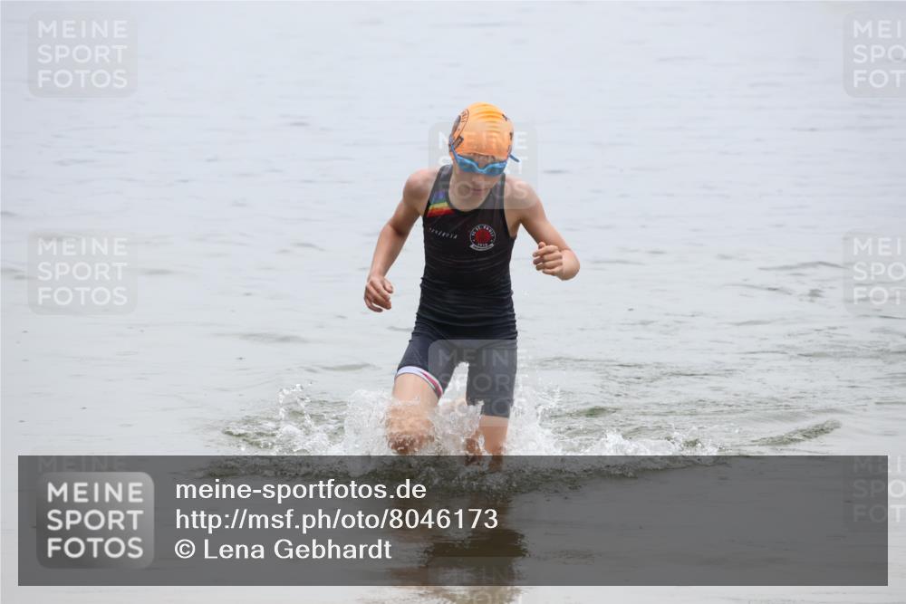 21.06.2025 - 27. Vierlanden-Triathlon Lena Gebhardt http://msf.ph/oto/8046173 15.06.2025 14:52:50 Schwimmen 1358, 1370 meine-sportfotos.de