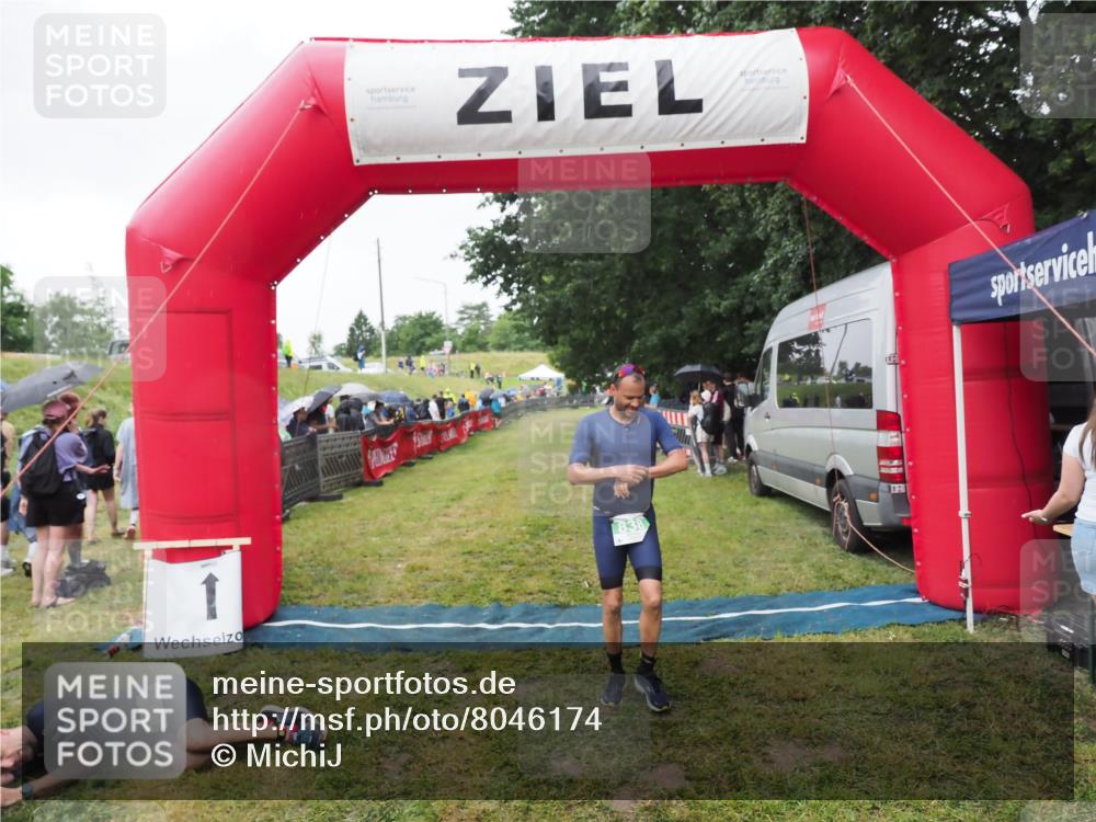 21.06.2025 - 27. Vierlanden-Triathlon MichiJ http://msf.ph/oto/8046174 15.06.2026 13:58:35 Ziel 838 meine-sportfotos.de