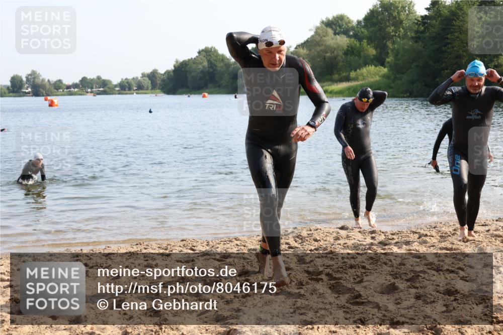 15.06.2025 - 27. Vierlanden-Triathlon Lena Gebhardt http://msf.ph/oto/8046175 15.06.2025 08:42:07 Schwimmen 71, 121, 128, 135, 191 meine-sportfotos.de