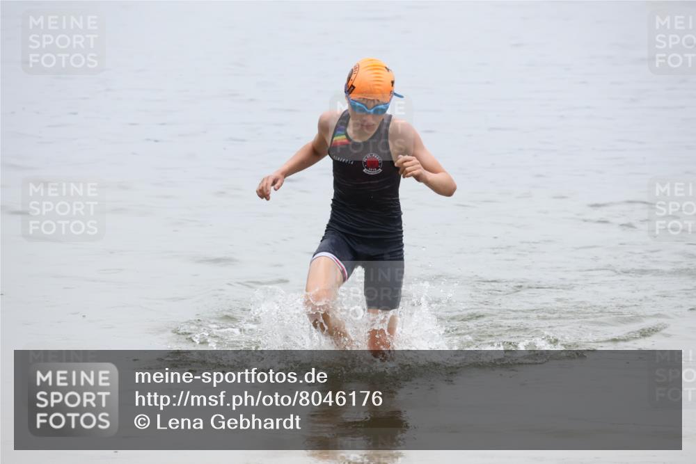 21.06.2025 - 27. Vierlanden-Triathlon Lena Gebhardt http://msf.ph/oto/8046176 15.06.2025 14:52:50 Schwimmen 1358, 1370 meine-sportfotos.de