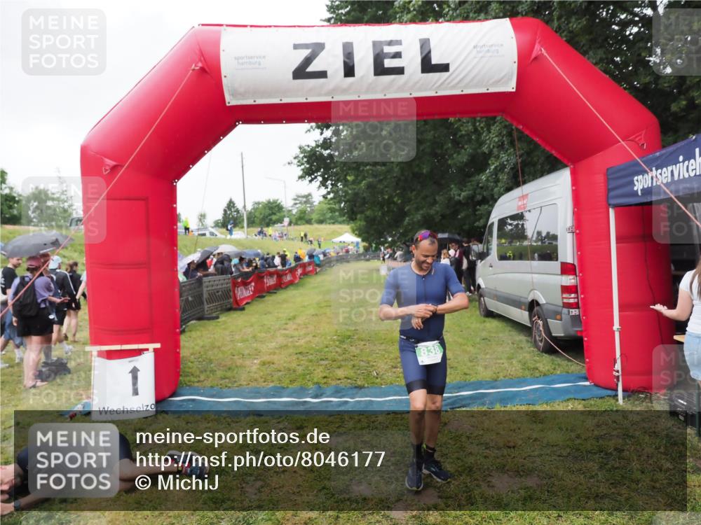 21.06.2025 - 27. Vierlanden-Triathlon MichiJ http://msf.ph/oto/8046177 15.06.2026 13:58:36 Ziel 838 meine-sportfotos.de