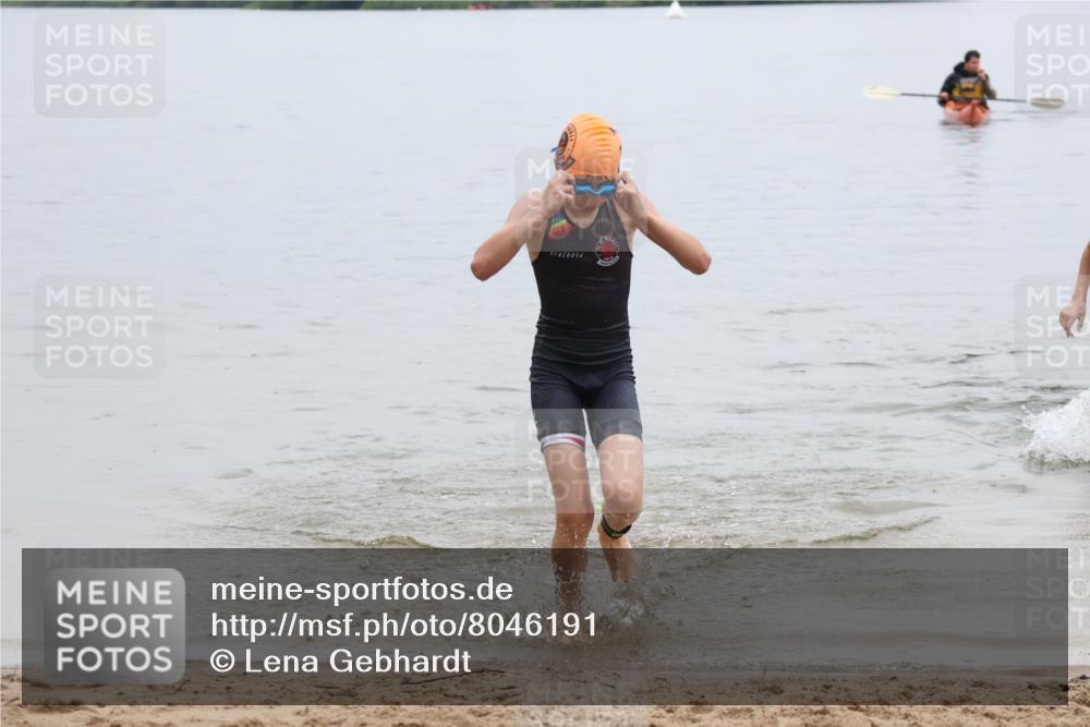 21.06.2025 - 27. Vierlanden-Triathlon Lena Gebhardt http://msf.ph/oto/8046191 15.06.2025 14:52:51 Schwimmen 1358, 1370 meine-sportfotos.de