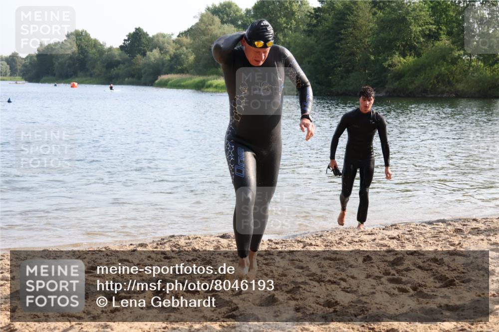 15.06.2025 - 27. Vierlanden-Triathlon Lena Gebhardt http://msf.ph/oto/8046193 15.06.2025 08:42:10 Schwimmen 71, 121, 128, 135, 191 meine-sportfotos.de