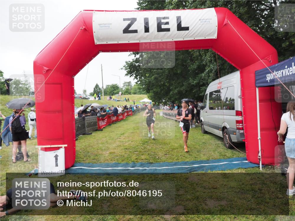 21.06.2025 - 27. Vierlanden-Triathlon MichiJ http://msf.ph/oto/8046195 15.06.2026 13:58:46 Ziel 1156, 1400 meine-sportfotos.de