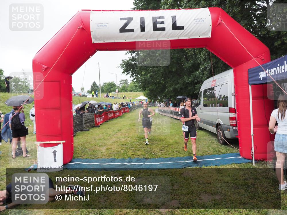 21.06.2025 - 27. Vierlanden-Triathlon MichiJ http://msf.ph/oto/8046197 15.06.2026 13:58:46 Ziel 1156, 1400 meine-sportfotos.de