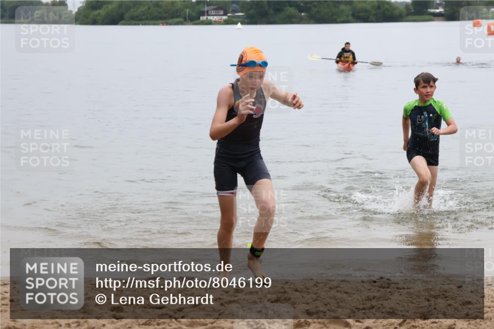 21.06.2025 - 27. Vierlanden-Triathlon Lena Gebhardt http://msf.ph/oto/8046199 15.06.2025 14:52:52 Schwimmen 1358, 1370 meine-sportfotos.de