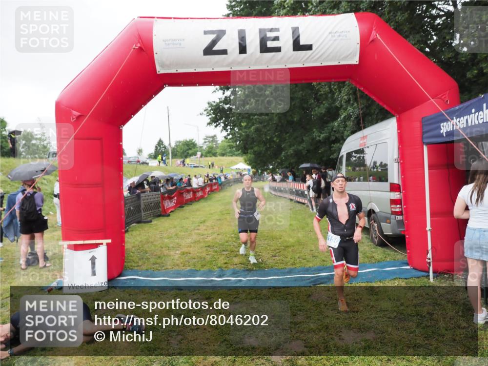 21.06.2025 - 27. Vierlanden-Triathlon MichiJ http://msf.ph/oto/8046202 15.06.2026 13:58:47 Ziel 1156, 1400 meine-sportfotos.de