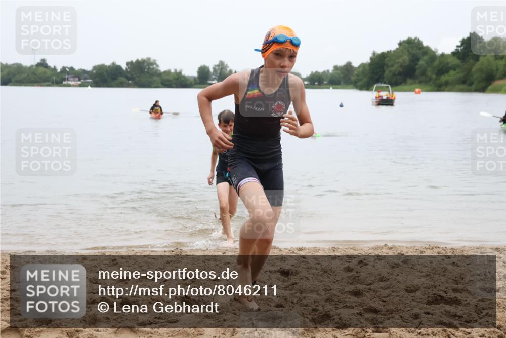 21.06.2025 - 27. Vierlanden-Triathlon Lena Gebhardt http://msf.ph/oto/8046211 15.06.2025 14:52:54 Schwimmen 1358, 1370 meine-sportfotos.de