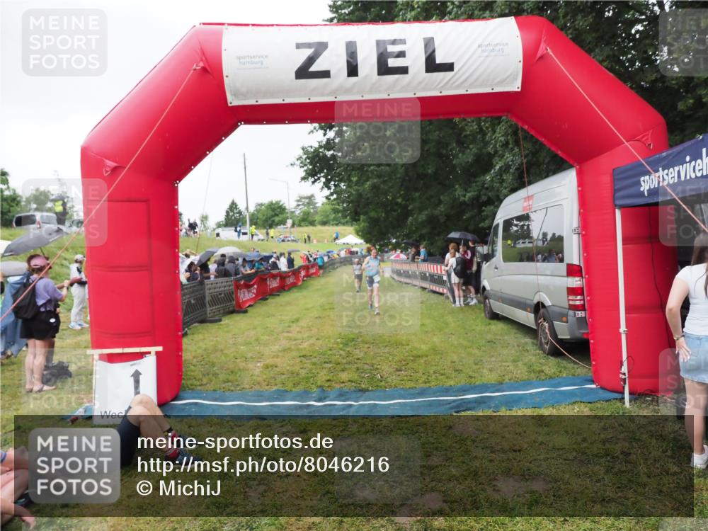 21.06.2025 - 27. Vierlanden-Triathlon MichiJ http://msf.ph/oto/8046216 15.06.2026 13:59:14 Ziel 915 meine-sportfotos.de