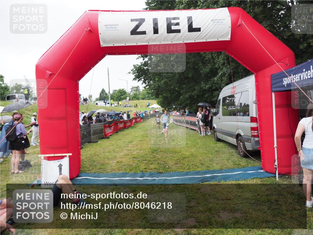 21.06.2025 - 27. Vierlanden-Triathlon MichiJ http://msf.ph/oto/8046218 15.06.2026 13:59:15 Ziel 915 meine-sportfotos.de