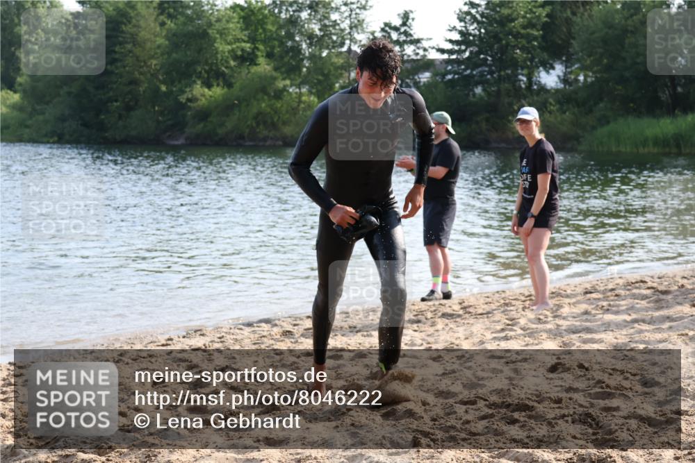 15.06.2025 - 27. Vierlanden-Triathlon Lena Gebhardt http://msf.ph/oto/8046222 15.06.2025 08:42:13 Schwimmen 71, 121, 128, 135, 191 meine-sportfotos.de