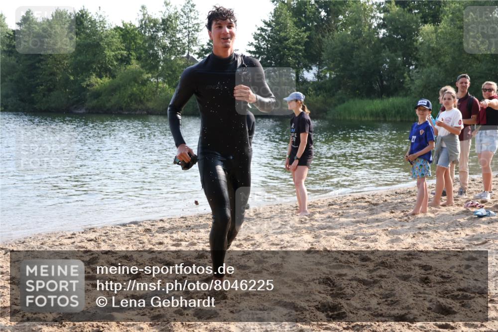 15.06.2025 - 27. Vierlanden-Triathlon Lena Gebhardt http://msf.ph/oto/8046225 15.06.2025 08:42:14 Schwimmen 71, 121, 128, 135, 191 meine-sportfotos.de