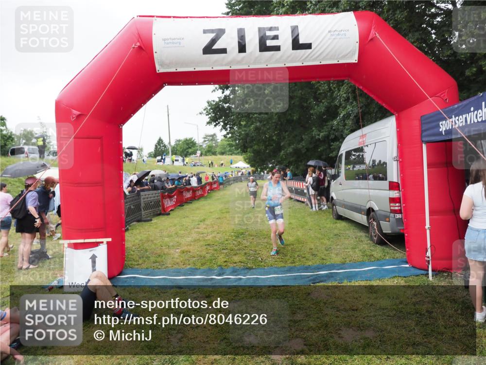 21.06.2025 - 27. Vierlanden-Triathlon MichiJ http://msf.ph/oto/8046226 15.06.2026 13:59:16 Ziel 914, 915 meine-sportfotos.de