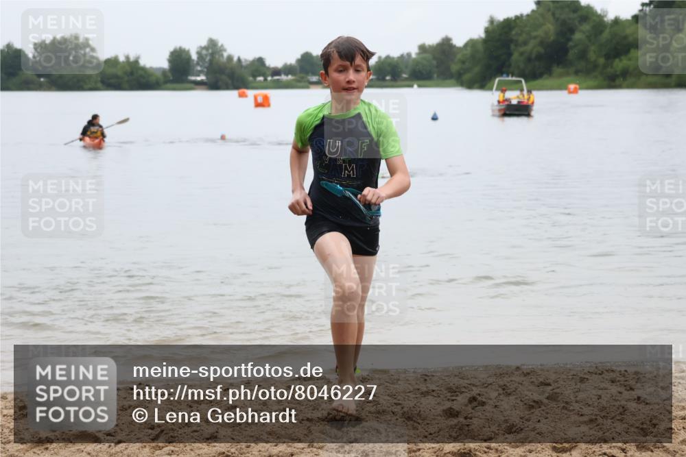 21.06.2025 - 27. Vierlanden-Triathlon Lena Gebhardt http://msf.ph/oto/8046227 15.06.2025 14:52:55 Schwimmen 1358, 1370 meine-sportfotos.de