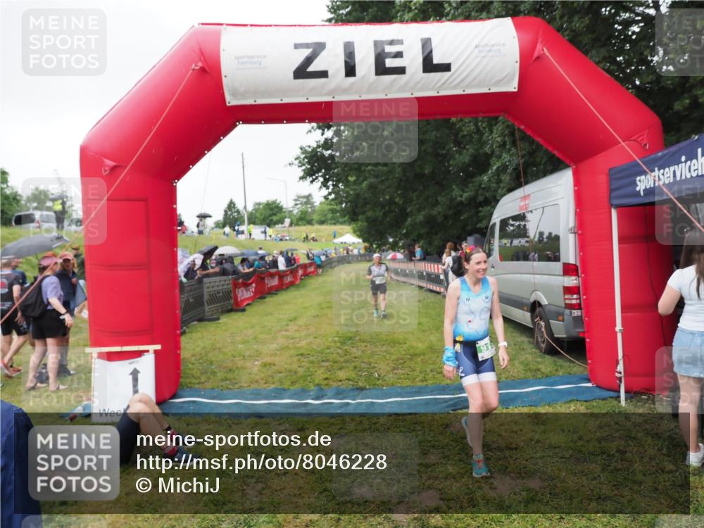 21.06.2025 - 27. Vierlanden-Triathlon MichiJ http://msf.ph/oto/8046228 15.06.2026 13:59:18 Ziel 914, 915 meine-sportfotos.de