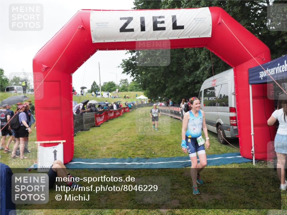 21.06.2025 - 27. Vierlanden-Triathlon MichiJ http://msf.ph/oto/8046229 15.06.2026 13:59:18 Ziel 914, 915 meine-sportfotos.de
