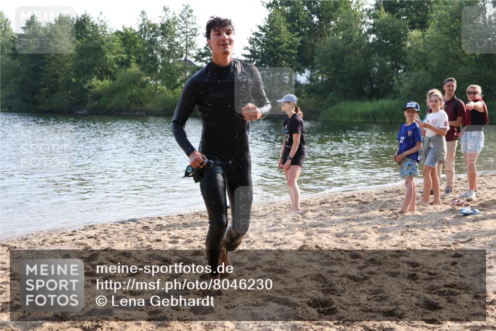 15.06.2025 - 27. Vierlanden-Triathlon Lena Gebhardt http://msf.ph/oto/8046230 15.06.2025 08:42:14 Schwimmen 71, 121, 128, 135, 191 meine-sportfotos.de