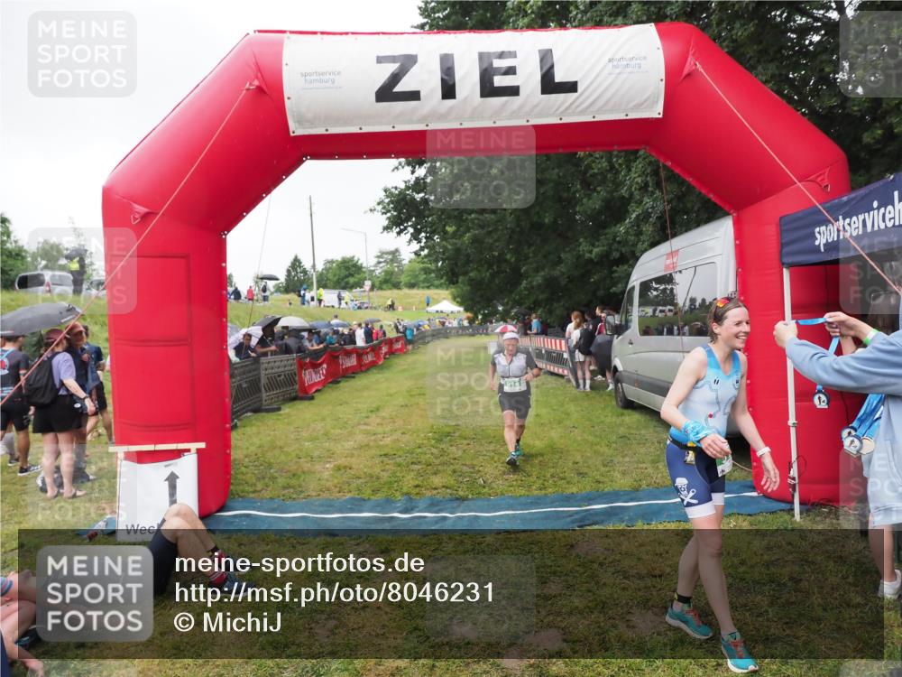 21.06.2025 - 27. Vierlanden-Triathlon MichiJ http://msf.ph/oto/8046231 15.06.2026 13:59:19 Ziel 914, 915 meine-sportfotos.de