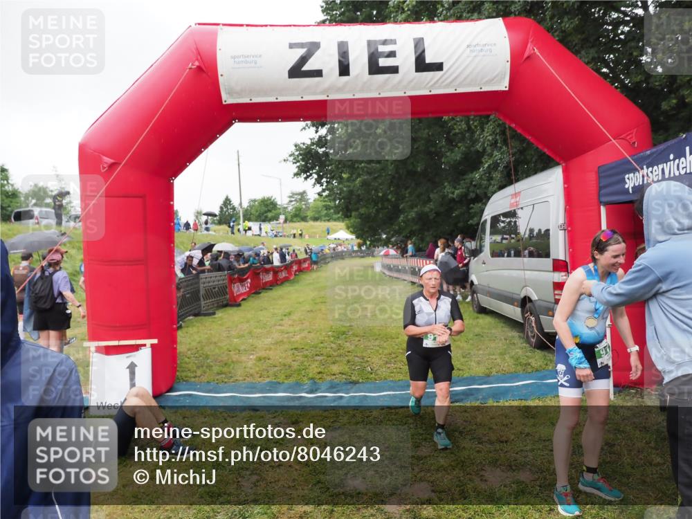 21.06.2025 - 27. Vierlanden-Triathlon MichiJ http://msf.ph/oto/8046243 15.06.2026 13:59:21 Ziel 914, 915 meine-sportfotos.de