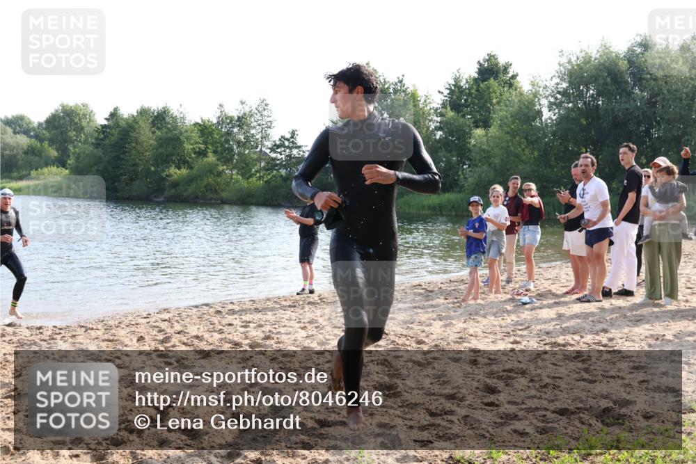 15.06.2025 - 27. Vierlanden-Triathlon Lena Gebhardt http://msf.ph/oto/8046246 15.06.2025 08:42:15 Schwimmen 71, 121, 128, 135, 191 meine-sportfotos.de