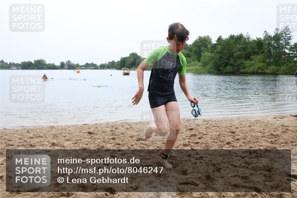 21.06.2025 - 27. Vierlanden-Triathlon Lena Gebhardt http://msf.ph/oto/8046247 15.06.2025 14:52:56 Schwimmen 1358, 1370 meine-sportfotos.de