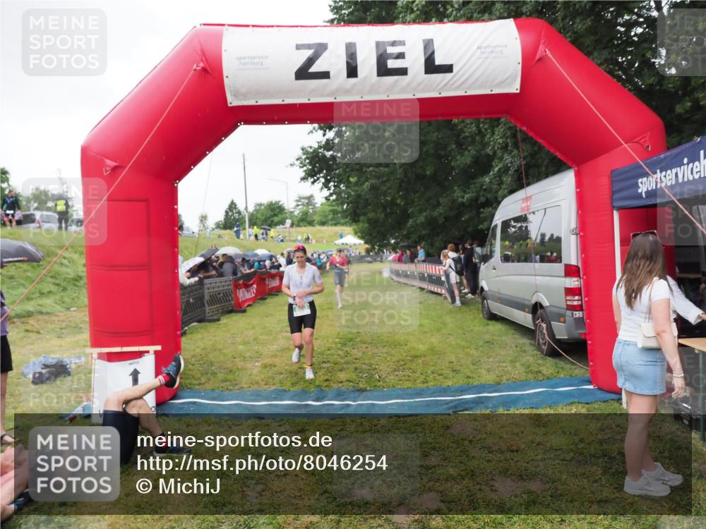 21.06.2025 - 27. Vierlanden-Triathlon MichiJ http://msf.ph/oto/8046254 15.06.2026 13:59:37 Ziel 205, 880 meine-sportfotos.de