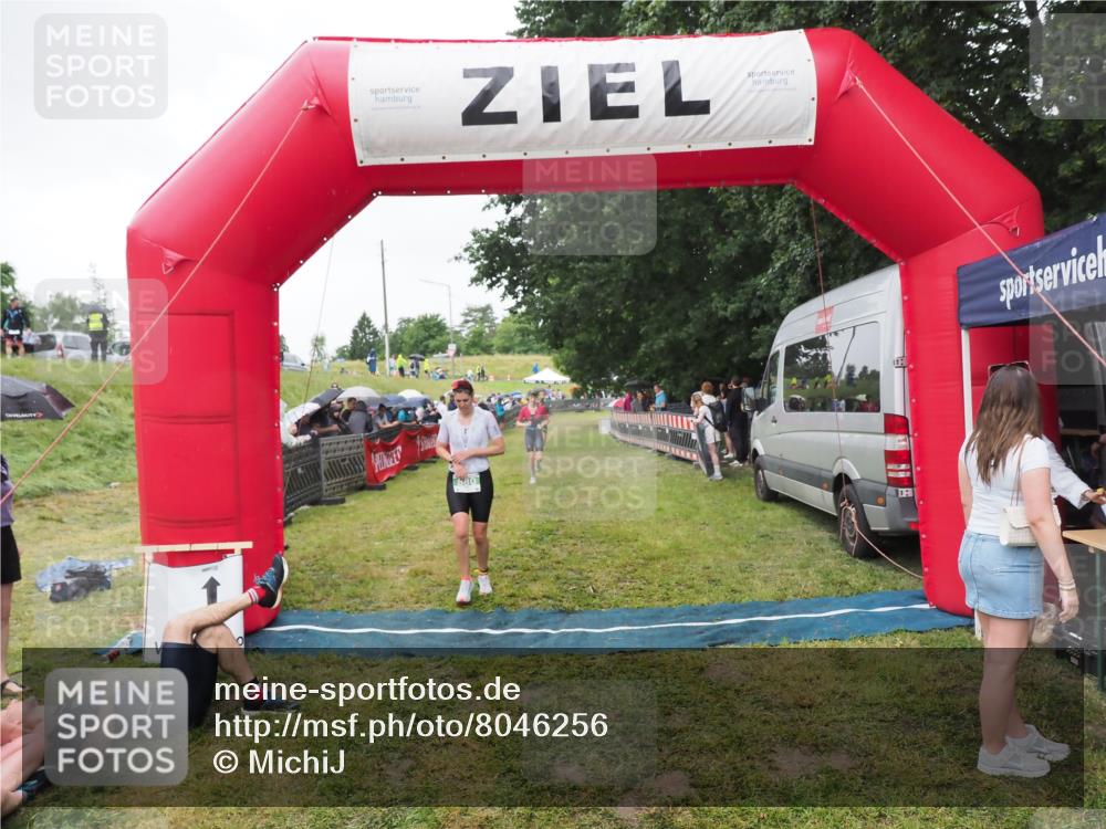 21.06.2025 - 27. Vierlanden-Triathlon MichiJ http://msf.ph/oto/8046256 15.06.2026 13:59:37 Ziel 205, 880 meine-sportfotos.de