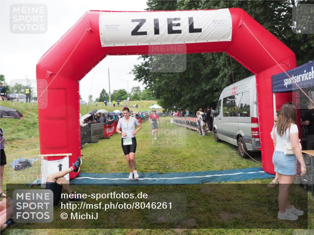21.06.2025 - 27. Vierlanden-Triathlon MichiJ http://msf.ph/oto/8046261 15.06.2026 13:59:37 Ziel 205, 880 meine-sportfotos.de