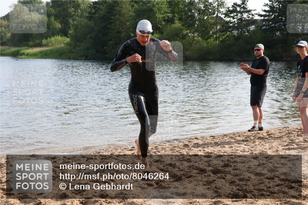 15.06.2025 - 27. Vierlanden-Triathlon Lena Gebhardt http://msf.ph/oto/8046264 15.06.2025 08:42:16 Schwimmen 71, 121, 128, 135, 191 meine-sportfotos.de