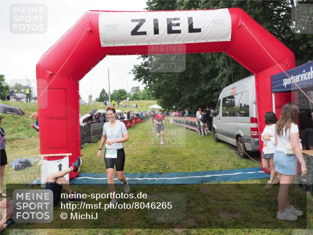 21.06.2025 - 27. Vierlanden-Triathlon MichiJ http://msf.ph/oto/8046265 15.06.2026 13:59:38 Ziel 205, 880, 1100 meine-sportfotos.de