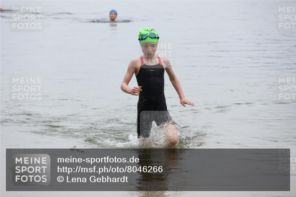 21.06.2025 - 27. Vierlanden-Triathlon Lena Gebhardt http://msf.ph/oto/8046266 15.06.2025 14:53:21 Schwimmen 1368 meine-sportfotos.de