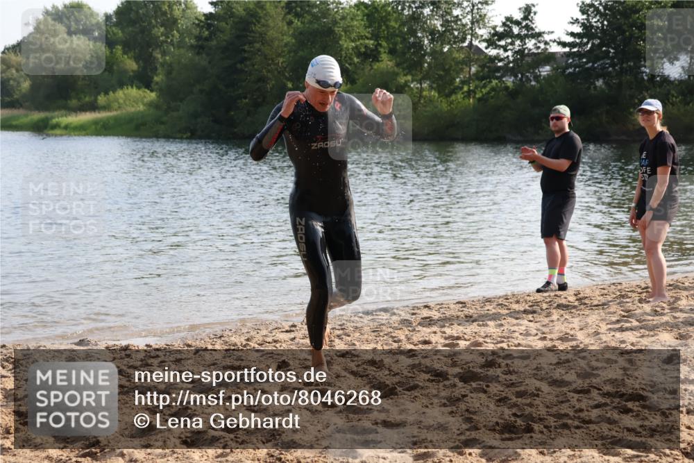 15.06.2025 - 27. Vierlanden-Triathlon Lena Gebhardt http://msf.ph/oto/8046268 15.06.2025 08:42:17 Schwimmen 71, 121, 135, 191 meine-sportfotos.de