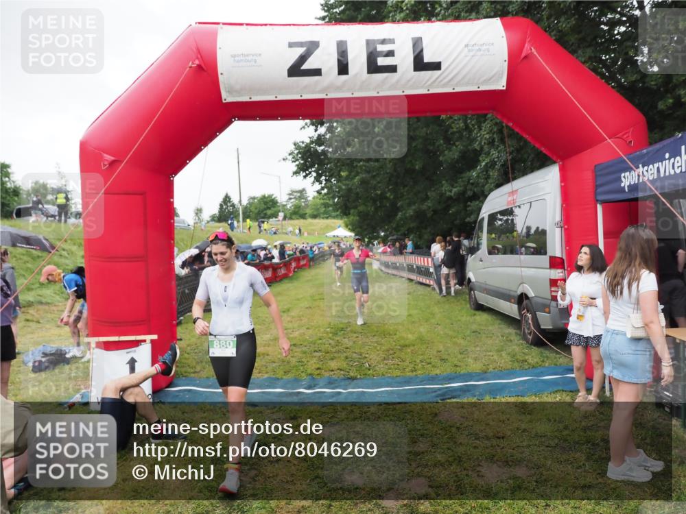 21.06.2025 - 27. Vierlanden-Triathlon MichiJ http://msf.ph/oto/8046269 15.06.2026 13:59:38 Ziel 205, 880, 1100 meine-sportfotos.de