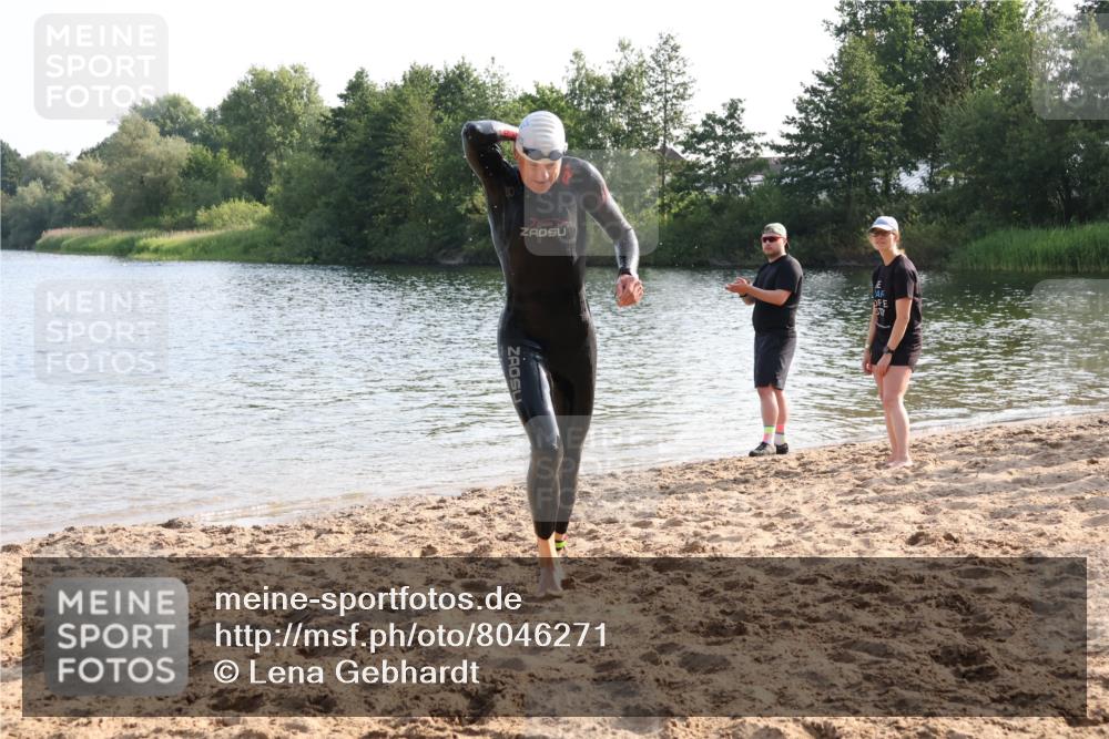15.06.2025 - 27. Vierlanden-Triathlon Lena Gebhardt http://msf.ph/oto/8046271 15.06.2025 08:42:17 Schwimmen 71, 121, 135, 191 meine-sportfotos.de