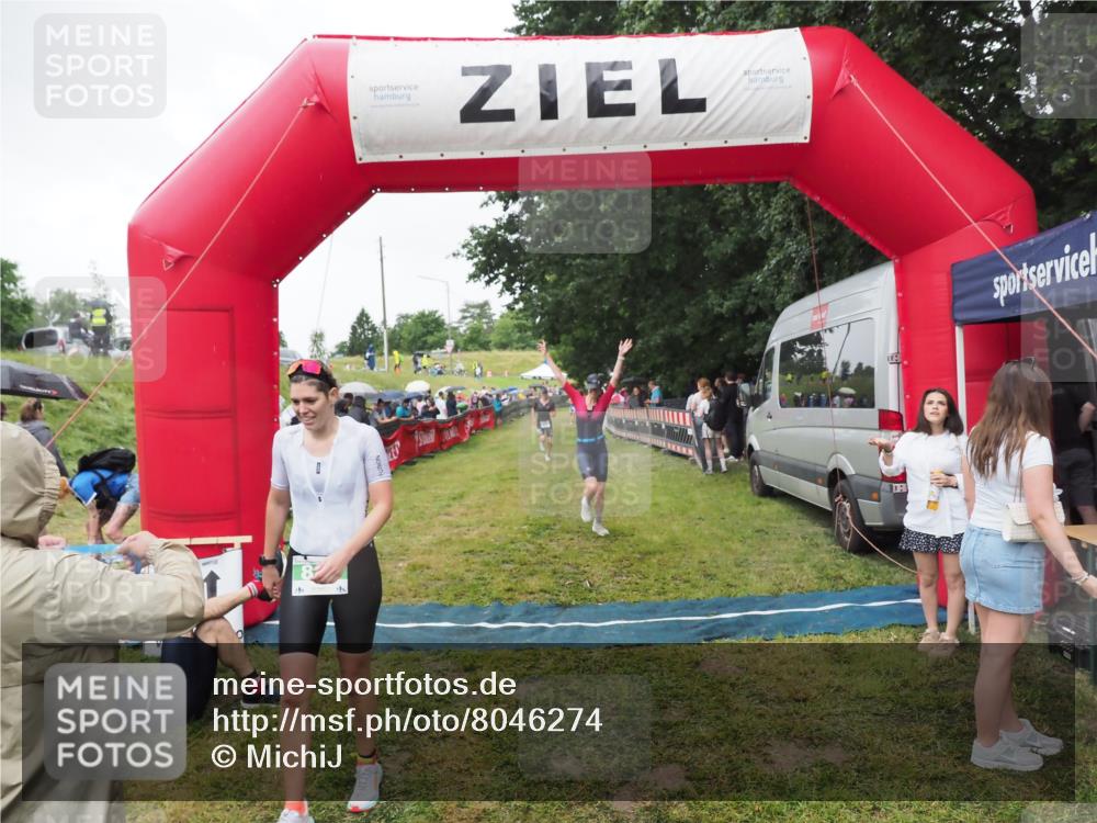 21.06.2025 - 27. Vierlanden-Triathlon MichiJ http://msf.ph/oto/8046274 15.06.2026 13:59:39 Ziel 205, 880, 1100 meine-sportfotos.de