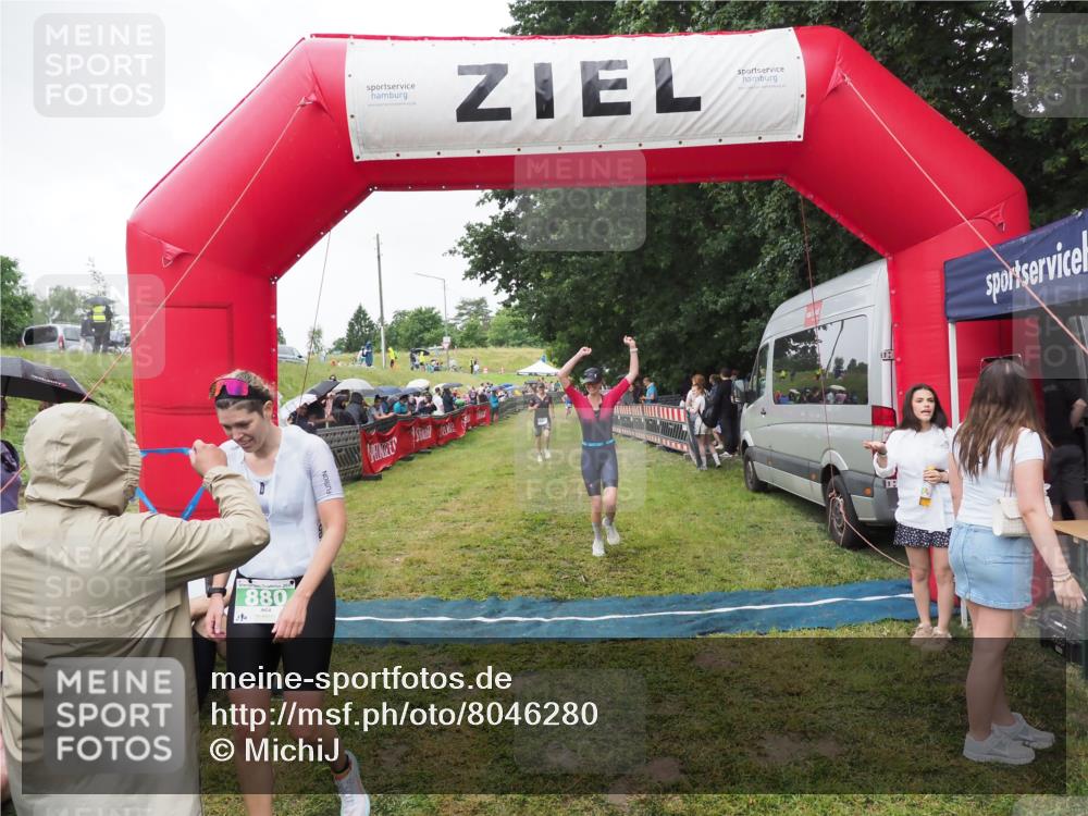 21.06.2025 - 27. Vierlanden-Triathlon MichiJ http://msf.ph/oto/8046280 15.06.2026 13:59:39 Ziel 205, 880, 1100 meine-sportfotos.de