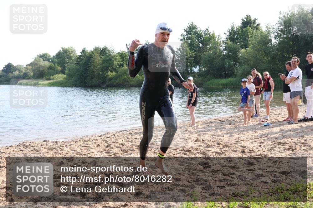 15.06.2025 - 27. Vierlanden-Triathlon Lena Gebhardt http://msf.ph/oto/8046282 15.06.2025 08:42:18 Schwimmen 71, 121, 135, 191 meine-sportfotos.de
