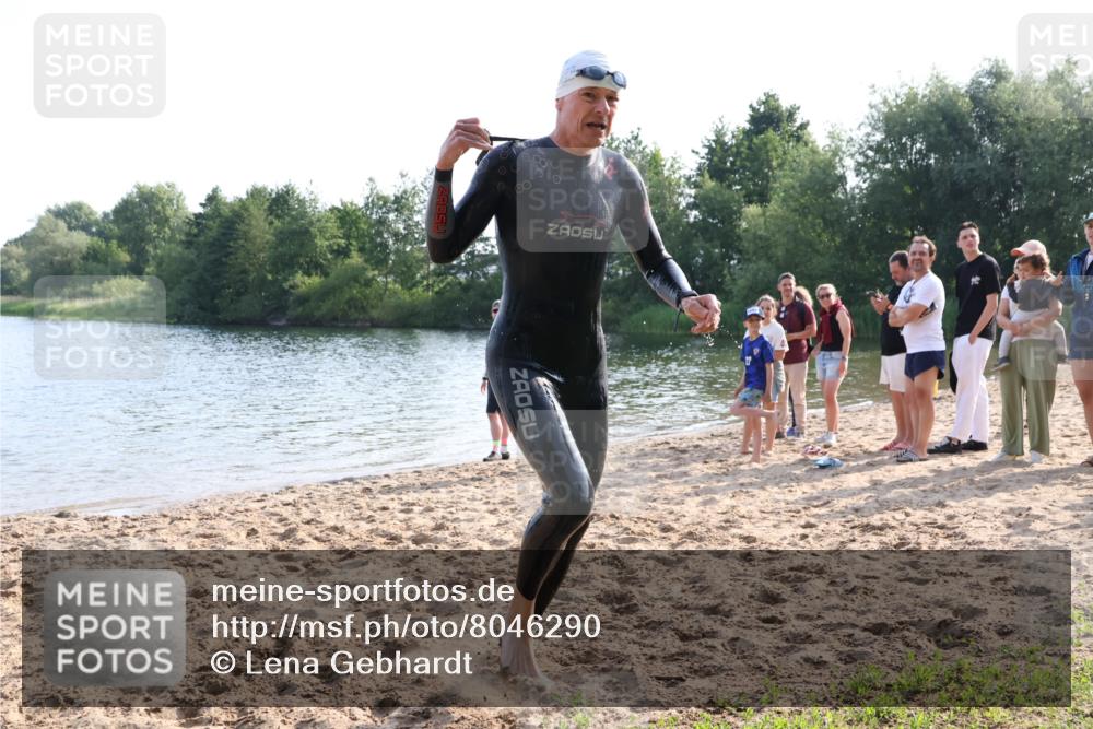 15.06.2025 - 27. Vierlanden-Triathlon Lena Gebhardt http://msf.ph/oto/8046290 15.06.2025 08:42:18 Schwimmen 71, 121, 135, 191 meine-sportfotos.de
