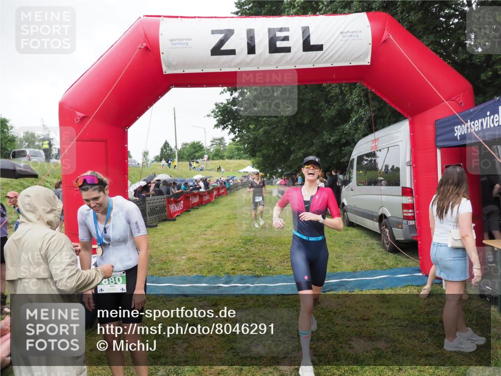 21.06.2025 - 27. Vierlanden-Triathlon MichiJ http://msf.ph/oto/8046291 15.06.2026 13:59:40 Ziel 205, 880, 1100 meine-sportfotos.de