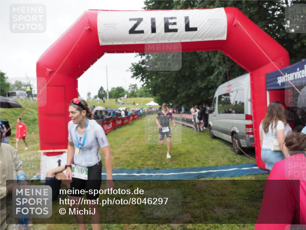 21.06.2025 - 27. Vierlanden-Triathlon MichiJ http://msf.ph/oto/8046297 15.06.2026 13:59:41 Ziel 205, 880, 1100 meine-sportfotos.de