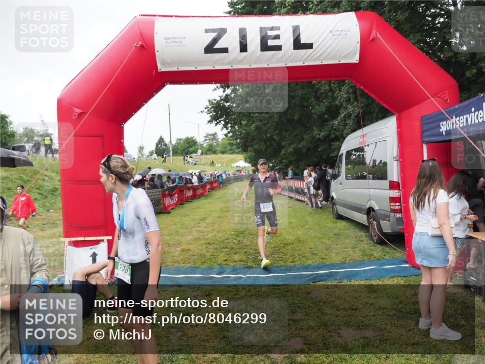 21.06.2025 - 27. Vierlanden-Triathlon MichiJ http://msf.ph/oto/8046299 15.06.2026 13:59:42 Ziel 205, 880, 1100 meine-sportfotos.de