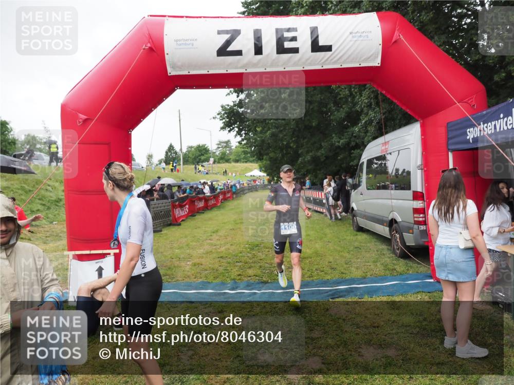 21.06.2025 - 27. Vierlanden-Triathlon MichiJ http://msf.ph/oto/8046304 15.06.2026 13:59:42 Ziel 205, 880, 1100 meine-sportfotos.de