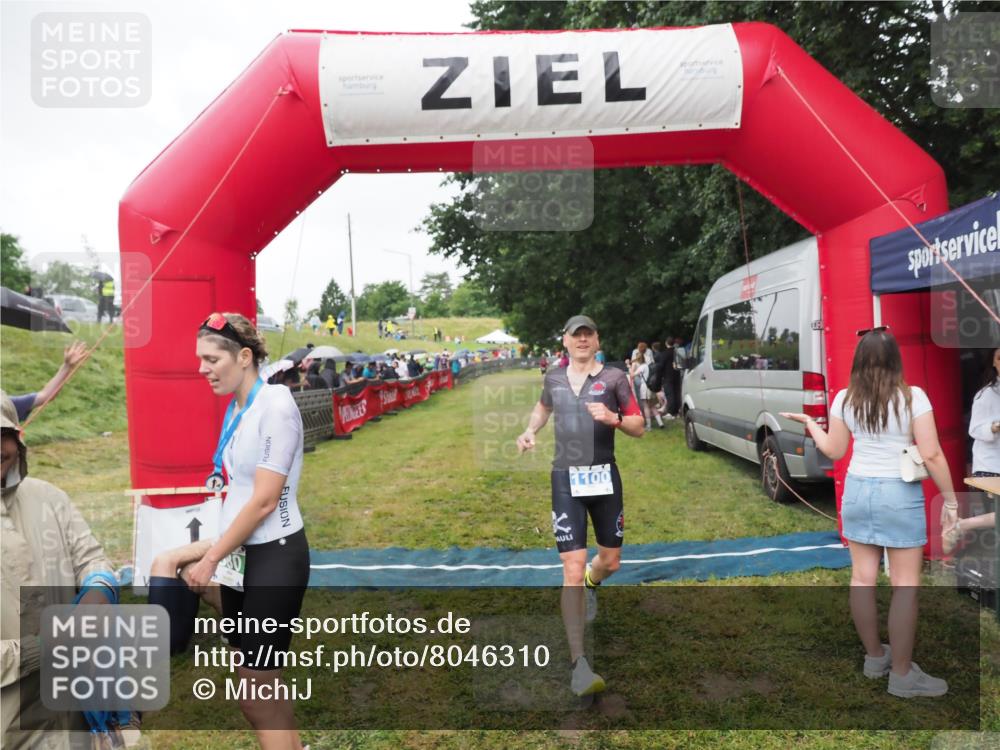 21.06.2025 - 27. Vierlanden-Triathlon MichiJ http://msf.ph/oto/8046310 15.06.2026 13:59:42 Ziel 205, 880, 1100 meine-sportfotos.de