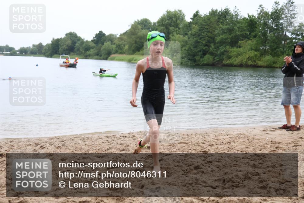 21.06.2025 - 27. Vierlanden-Triathlon Lena Gebhardt http://msf.ph/oto/8046311 15.06.2025 14:53:25 Schwimmen 1368 meine-sportfotos.de