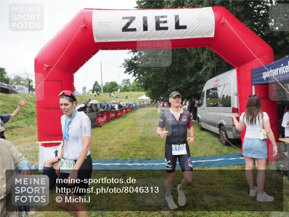 21.06.2025 - 27. Vierlanden-Triathlon MichiJ http://msf.ph/oto/8046313 15.06.2026 13:59:43 Ziel 205, 880, 1100 meine-sportfotos.de